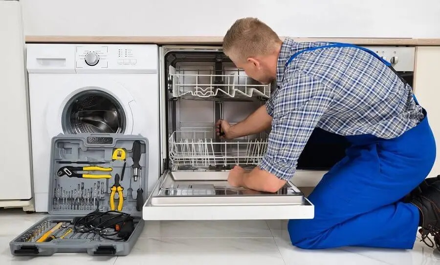 Karpuzlu Hotpoint servisi teknisyen ekibi beyaz eşya tamiri yaparken